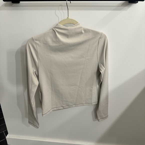Vuori All the feels long sleeve mock neck size Medium Ecru (sand/off white) - Picture 3 of 5